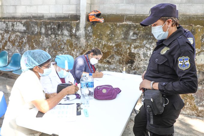 Más policías siguen inmunizándose del coronavirus en diferentes puntos del país mas-policias-siguen-inmunizandose-del-coronavirus-en-diferentes-puntos-del-pais